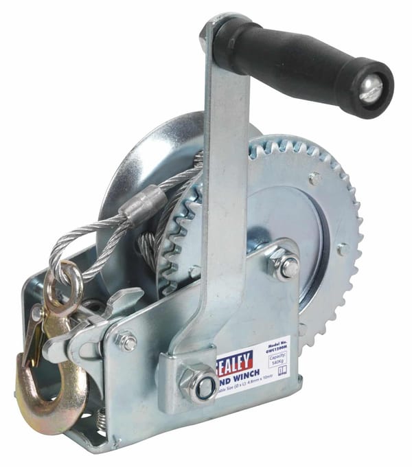 Geared hand winch with 540kg capacity and steel cable for lifting and towing tasks