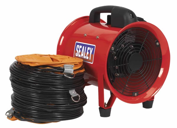 Portable ventilator Ø200mm with 5m ducting for efficient air treatment and cooling.
