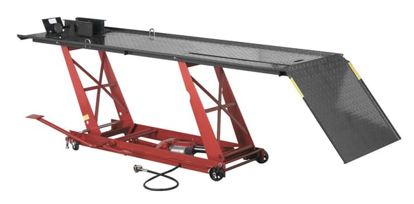Motorcycle lift with 454kg capacity, air/hydraulic mechanism for garages and workshops.