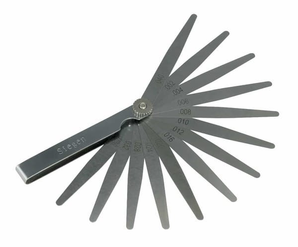 Feeler gauge with 13 blades for precise measurement in imperial sizes